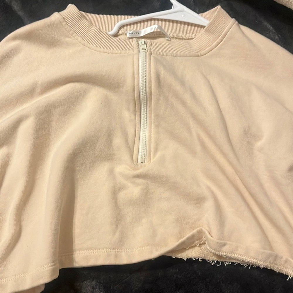 I’m selling a 2 piece set (shorts and half zipped cropped sweater) never worn